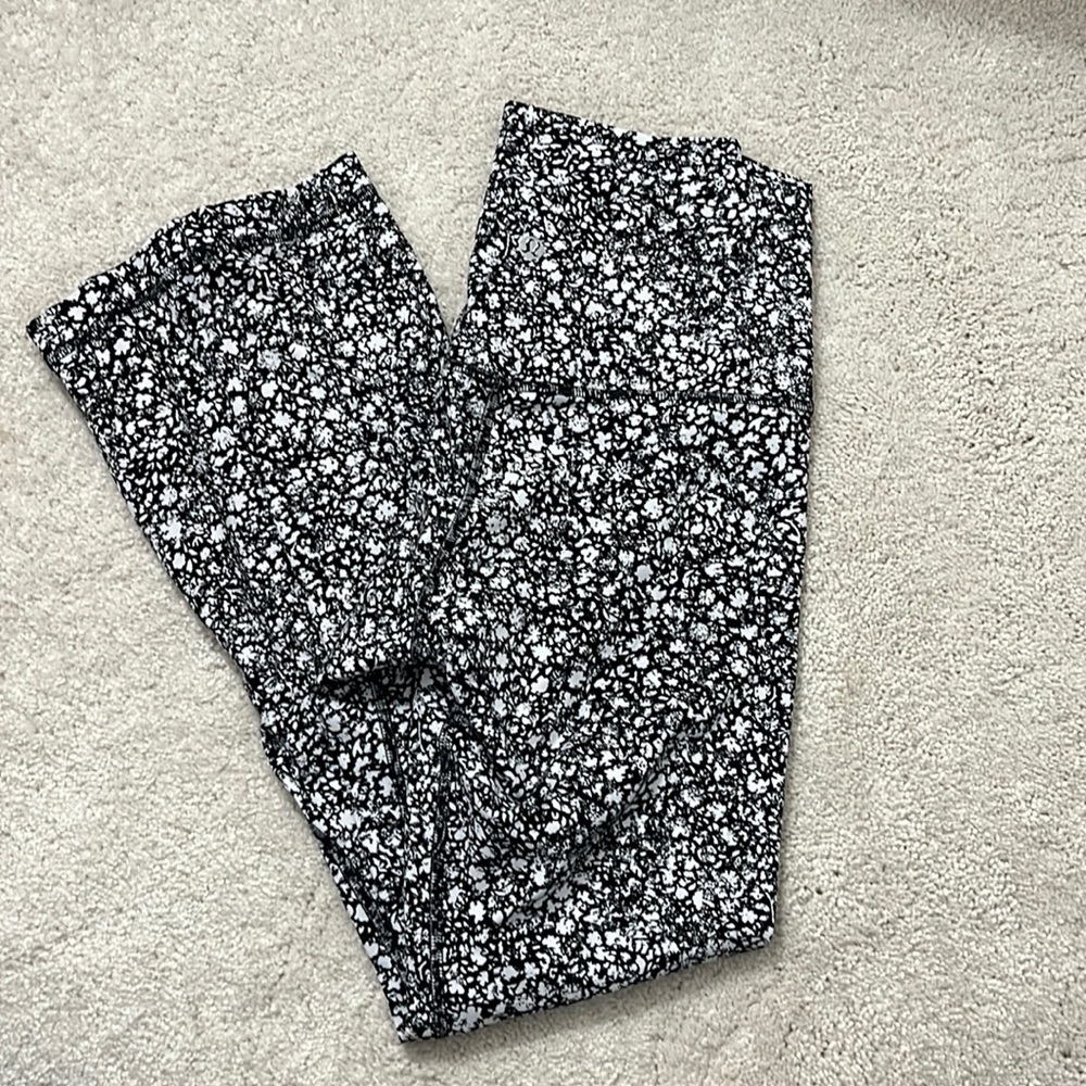 LuluLemon Align 25” leggings. Size 6. Excellent condition! Barely worn.